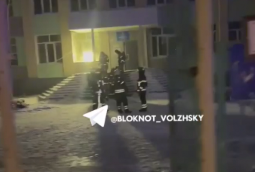 В Волжском переполох из-за «взрыва» у школы №13: МЧС опровергло информацию