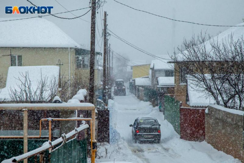 В Волжском соседи женщины, гуляющей раздетой в мороз, рассказали о сложностях