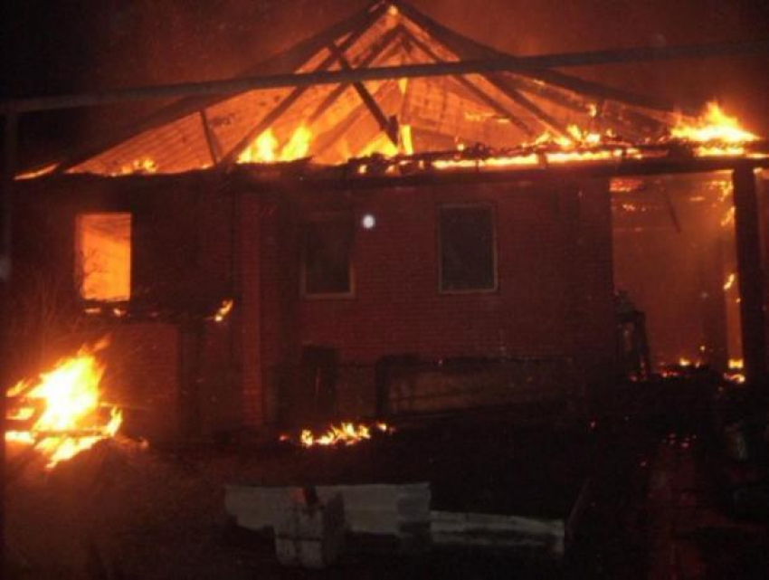 В Среднеахтубинском районе из-за пожара обрушилась кровля кирпичного дома