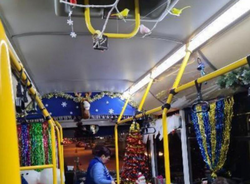 Автобусы в Волжском украшают для создания новогоднего настроения 