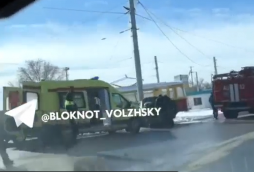 «Полмашины нет просто»: в Волжском пенсионер на «Сузуки» протаранил столб