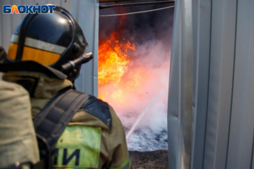 В Волжском поселке Рабочий сгорел частный дом