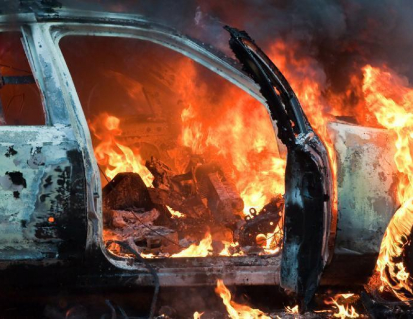 В Волжском на улице Мира сгорел автомобиль