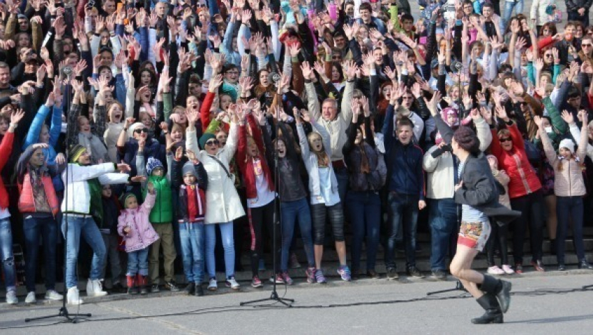 В Волгограде на Центральной набережной хором спели 1000 человек