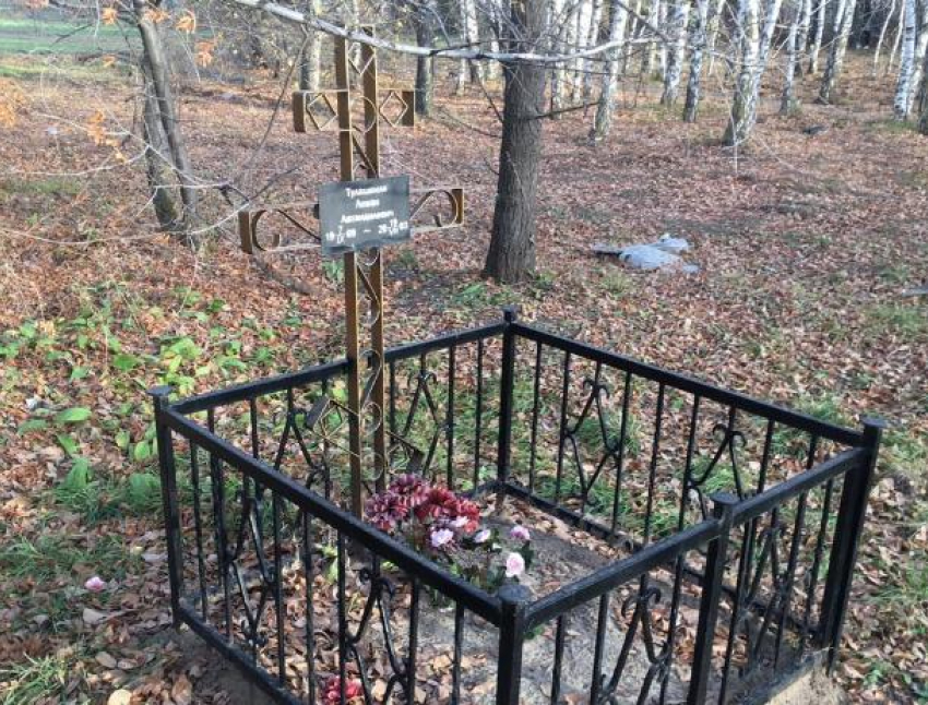 На волжском кладбище домашних животных стоит памятник мужчине