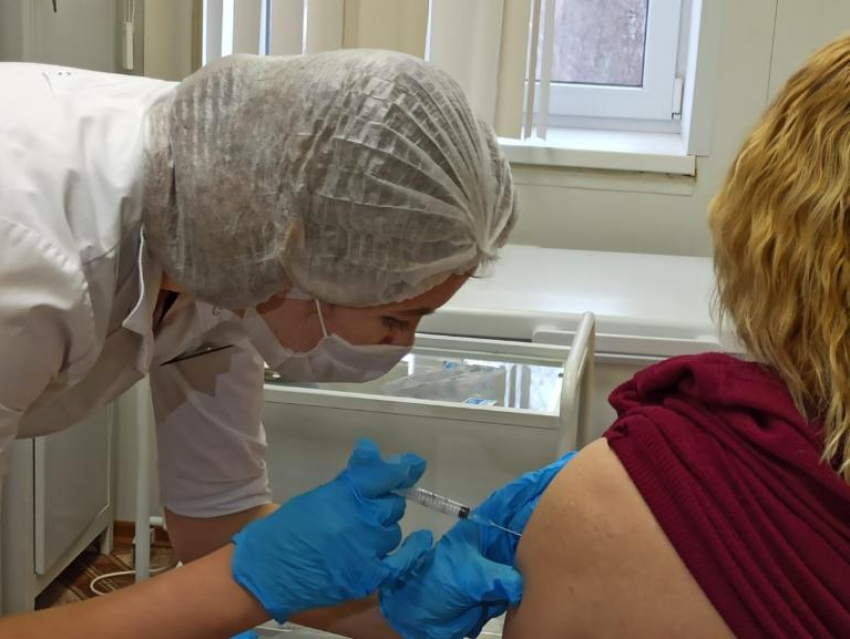 В Волгоградскую область поступила тысяча доз вакцины «ЭпиВакКорона»
