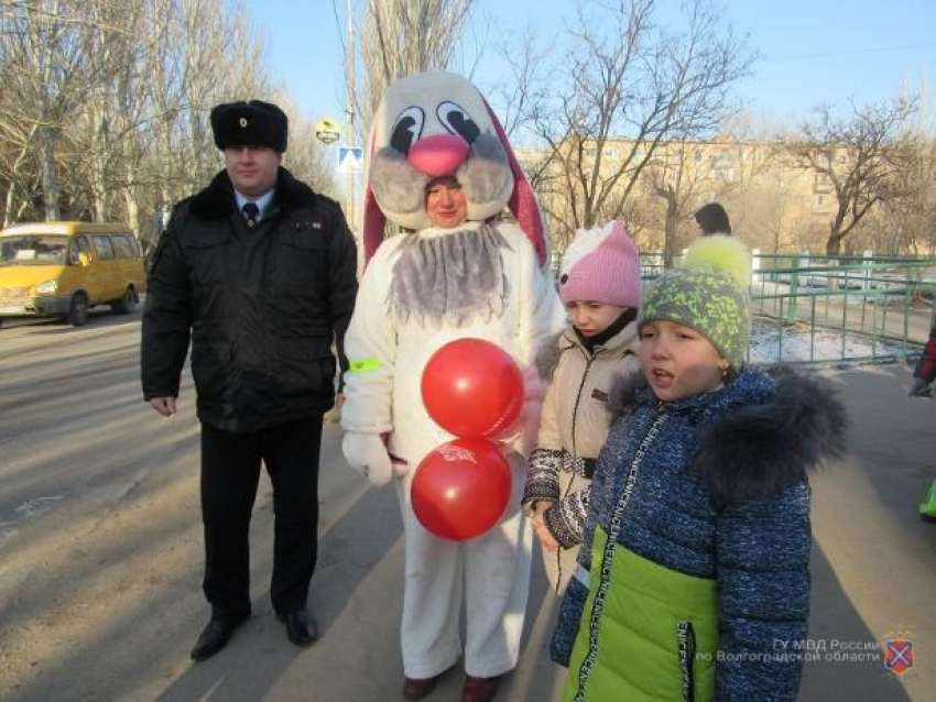 Заяц Тимоша помог юным волжанам запомнить безопасные маршруты