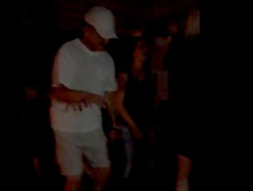 Пластичный дедок устроил танцевальный батл с андеграундщиками на рок-концерте в Волжском
