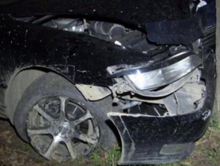 Водитель на Daewoo Espero влетел в дерево в Волжском: погибла девушка