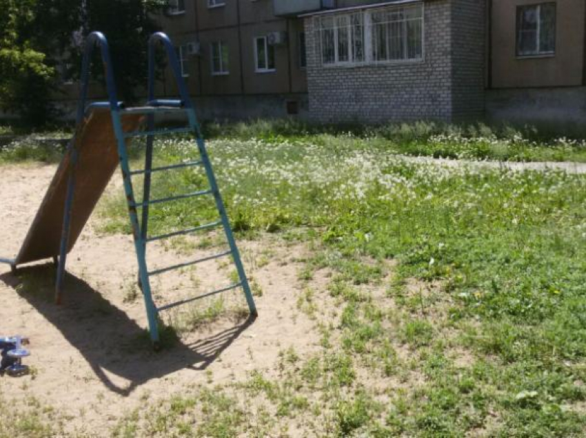 Старая облезлая детская площадка во дворе теперь заросла травой, - волжанка Елена Лебедева
