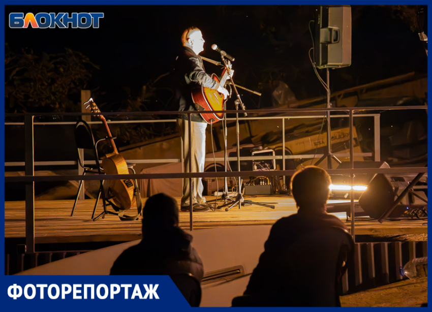 Под шум воды и музыку гитар: в Волжском прошёл вечер бардовской песни на закате