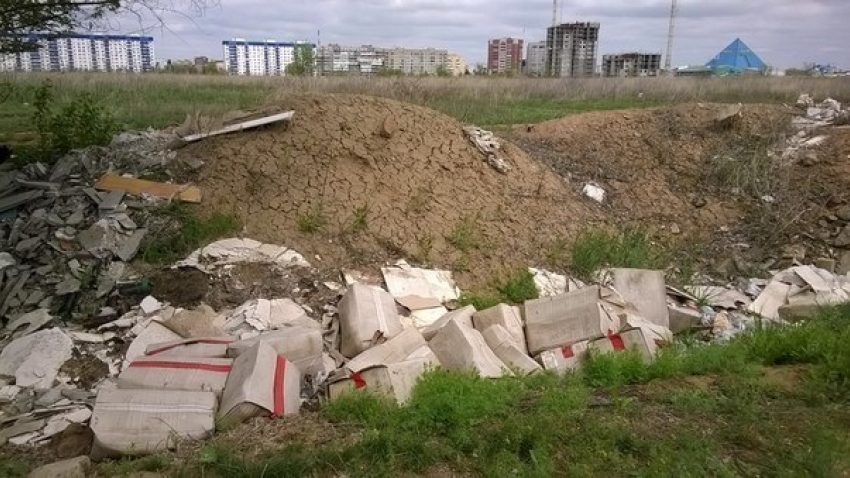 Никто не знает, откуда в Волжском появились горы медицинского мусора