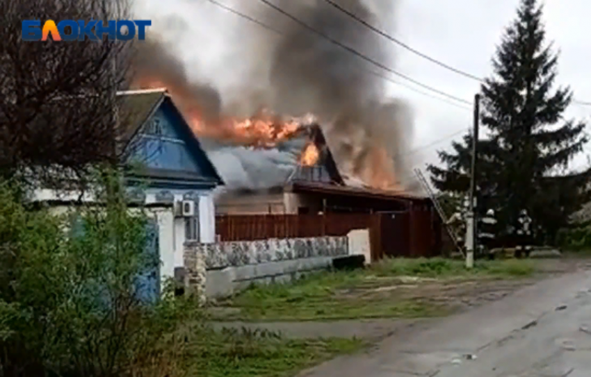 Большой пожар бушует на Рабочем в Волжском. Есть пострадавший