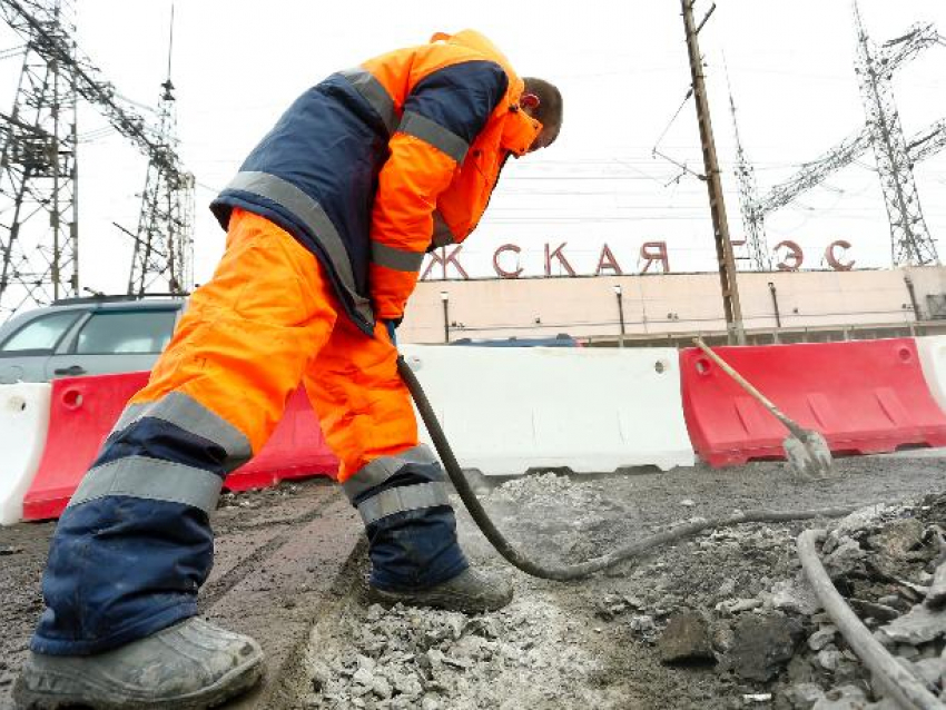 На ГЭС ограждают участок для ремонта дороги