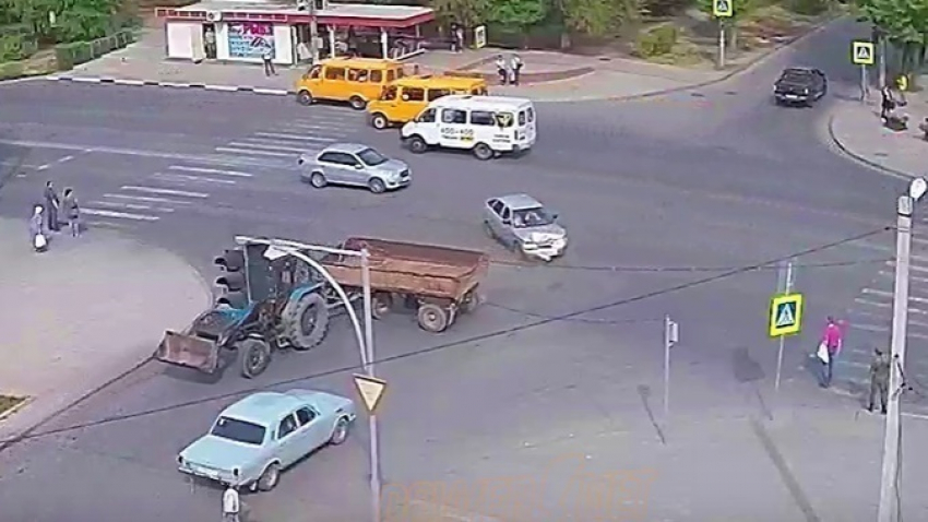 Мчащийся тракторист снёс прицепом «двенашку» в Волжском