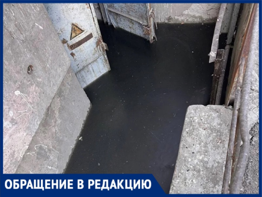 Подвал всё ещё затоплен: жители дома на Кирова в Волжском вновь жалуются на бездействие УК