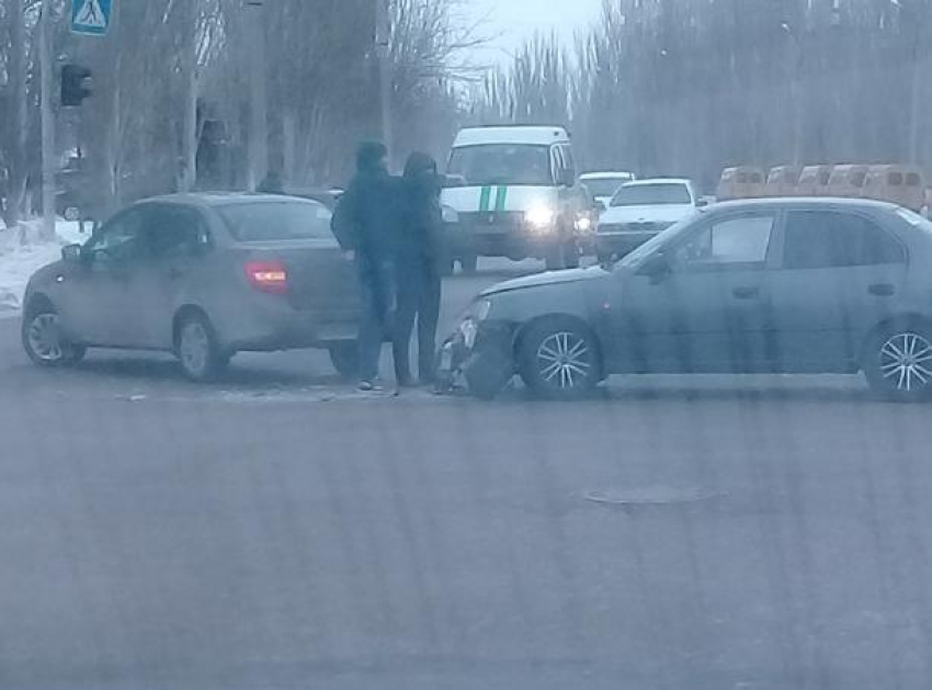 Из-за невнимательности водителя произошла авария в Волжском