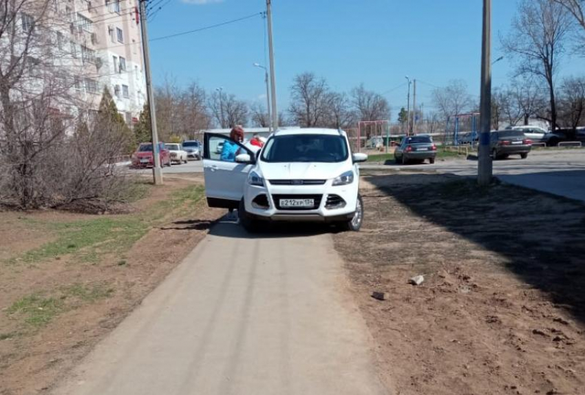 Волжанка оставила авто посреди пешеходной дорожки, чтобы не пачкать колеса 