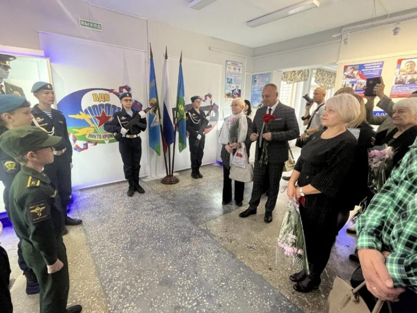 В Волжском в школе № 9 открыли еще одну «Парту Героя»