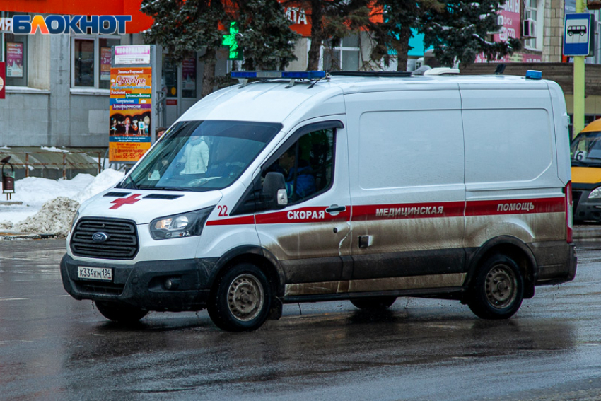 Медики борются за жизнь пенсионера, пострадавшего у поста ДПС в Волжском