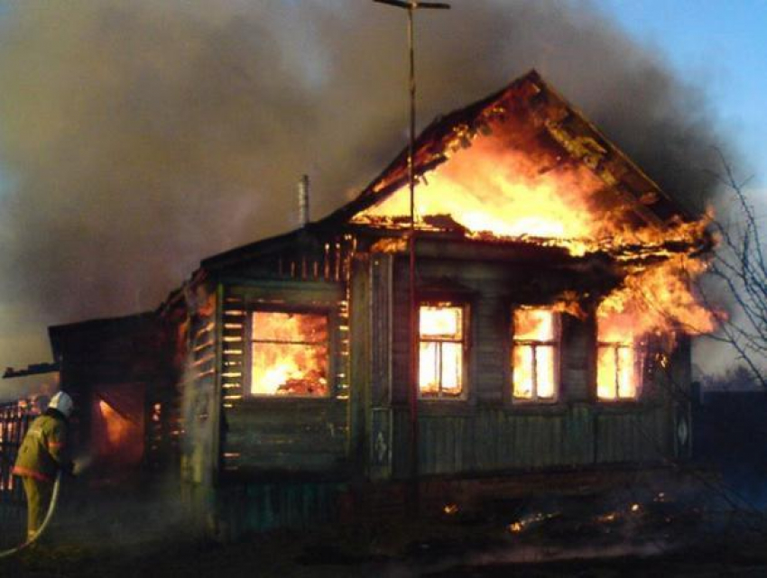 Неизвестный случайно поджег дом в Ленинском районе