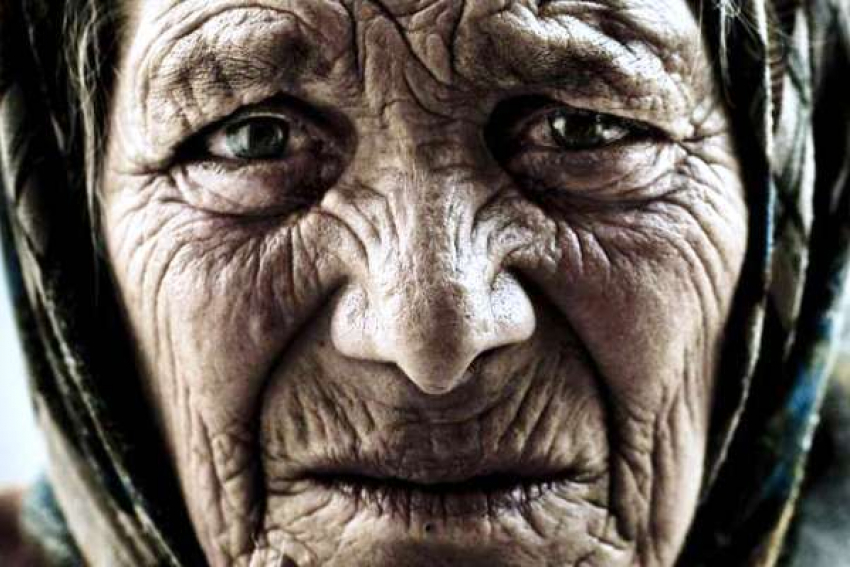 В Волжском пенсионерка лишилась сбережений и золота после ритуала лжезнахарок