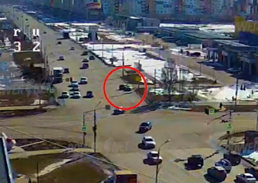 Авария на въезде в «Ленту» в Волжском попала на видео