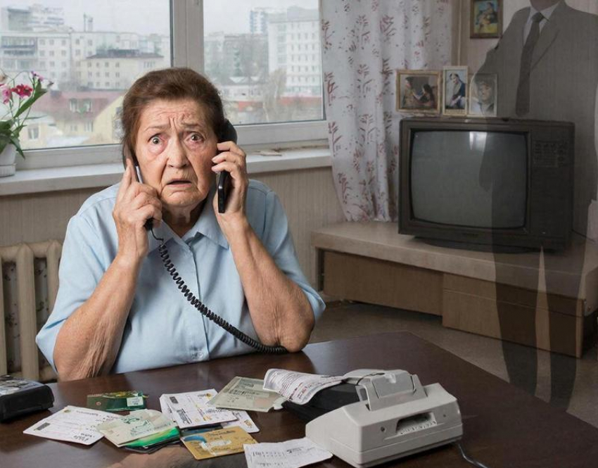 Голос в трубке лишил пенсионерку из Волжского почти миллиона рублей