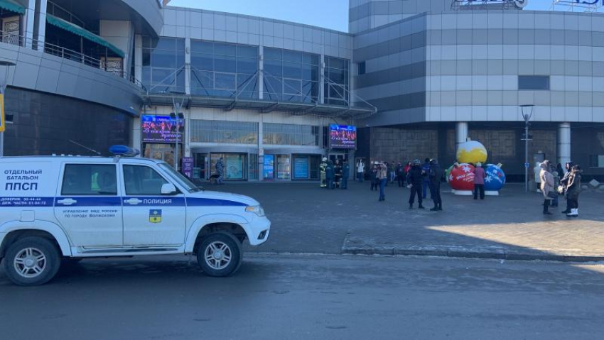 Все въезды заблокированы: видео эвакуации из-за угрозы минирования в Волжском