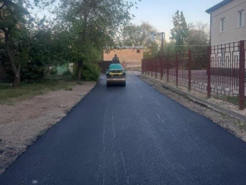 В Волжском ведутся работы по ремонту внутриквартальных территорий и тротуаров