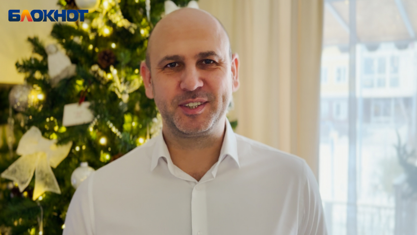 Ведущий-режиссер Илья Бирковский поздравил волжан с наступающим Новым годом