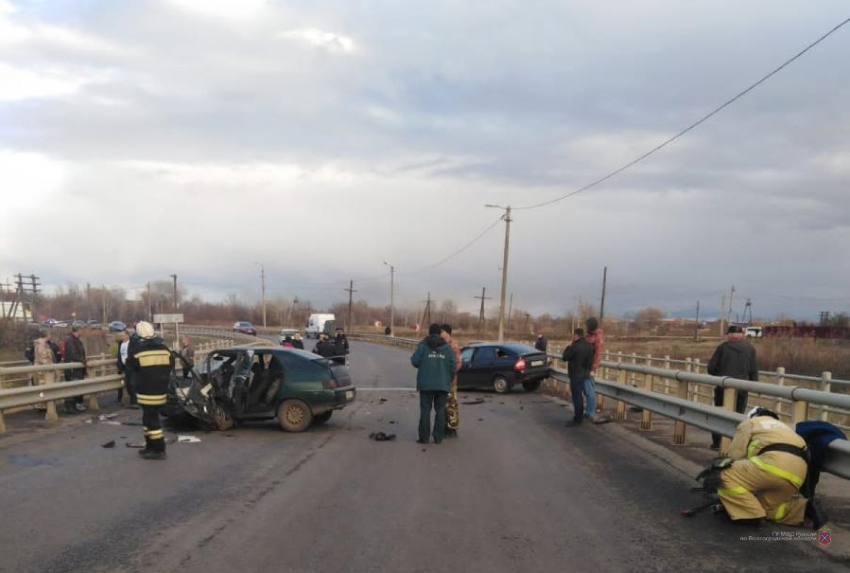 2 человека погибли в аварии в Волгоградской области: страшное ДТП произошло на мосту