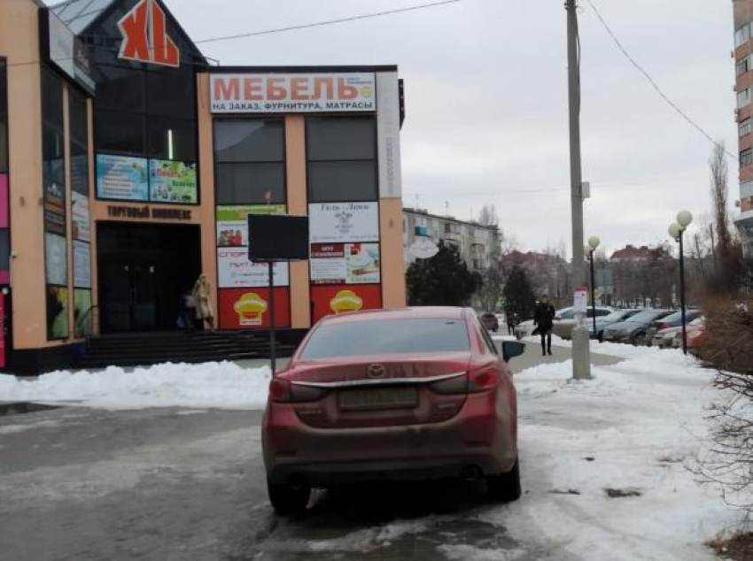 Владелец красной Mazda наплевал на пешеходов в Волжском