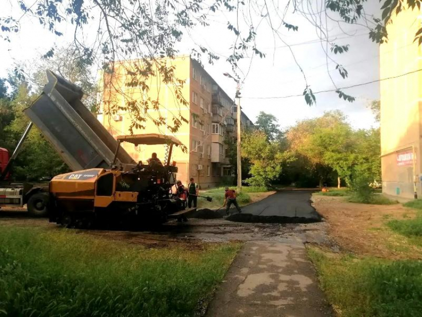 В Волжском начали масштабный ремонт внутриквартальных дорог