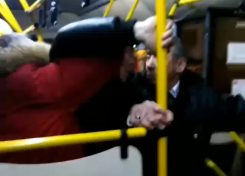 Драка в автобусе в Волжском попала на видео