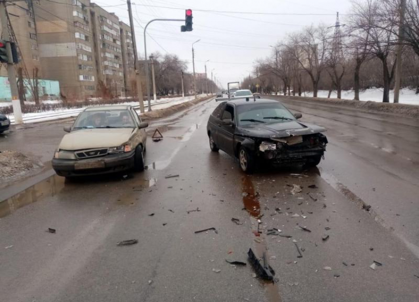 Три человека пострадали в столкновениях автомобилей в Волжском за сутки
