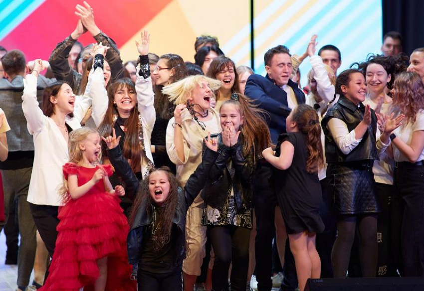 Веселые и находчивые: юные волжане стали чемпионами школьной лиги КВН