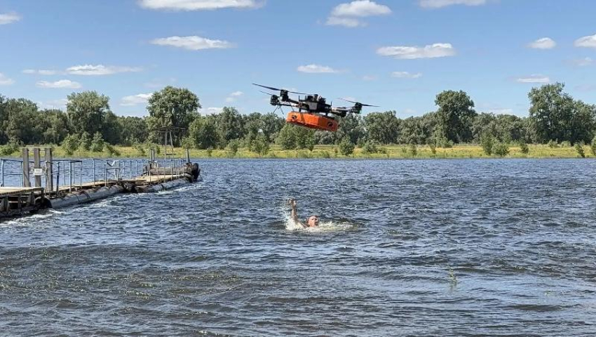 В Волжском показали, как спасают утопающих с помощью беспилотников