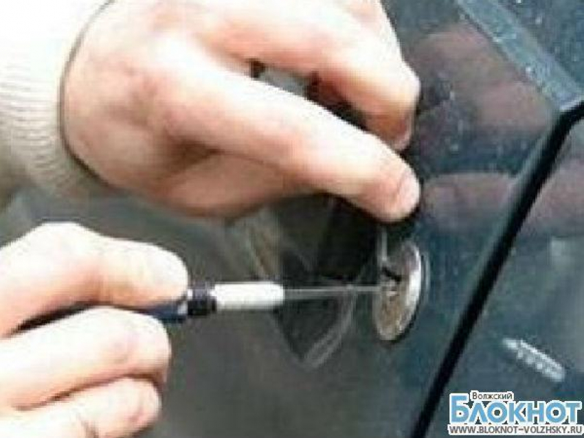 В Волжском из иномарки украли деньги и банковскую карту