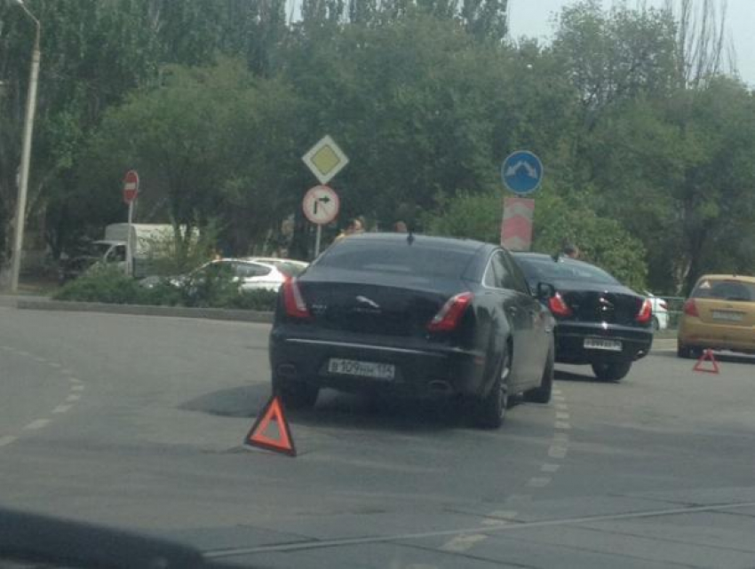 ДТП на миллион в Волжском: два Jaguar притерлись на дороге