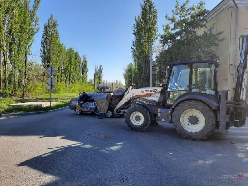 2 человека пострадали в аварии с экскаватором на дороге в Волжском