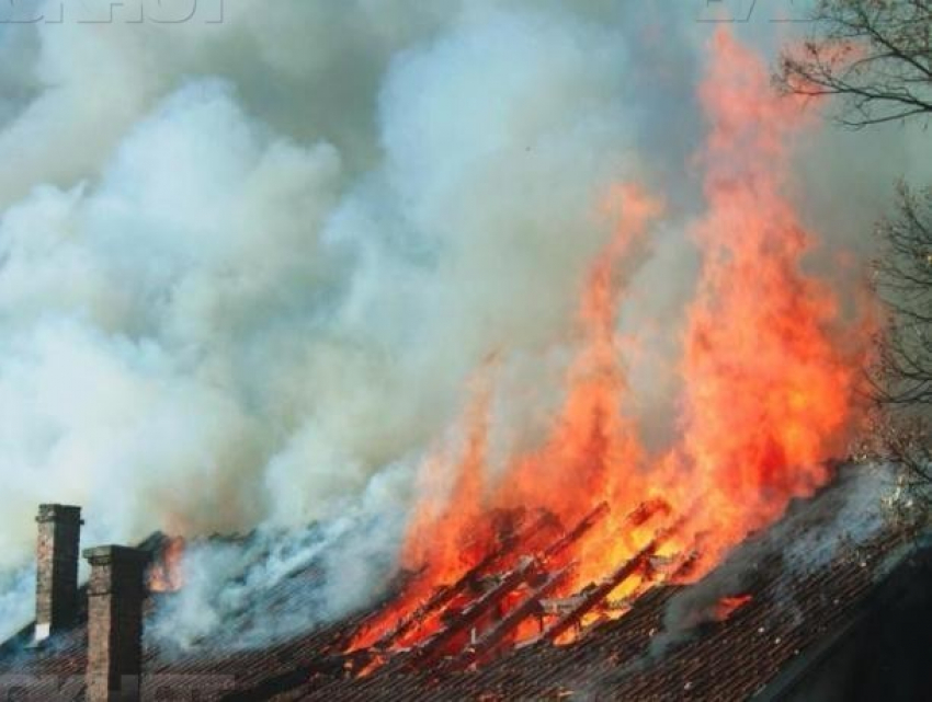 Кровля хозпостройки полыхала в Быковском районе на закате