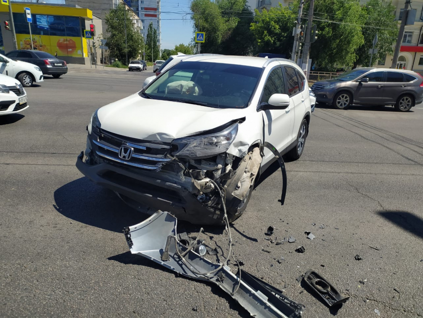 «Девятка» разлетелась на части: на видео попал момент столкновения двух авто в Волгограде