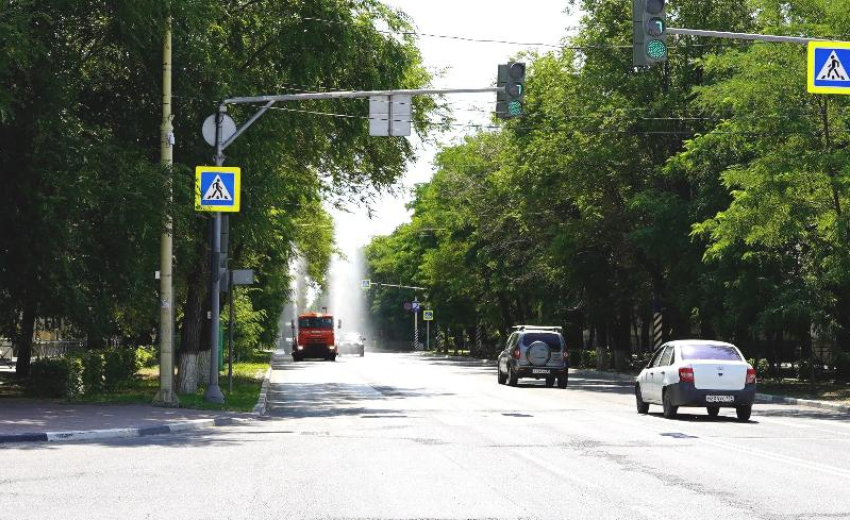 Поливомоечные машины вышли на улицы Волжского из-за жары