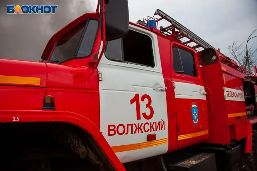 Деревянный дом выгорел в поселке Волжского