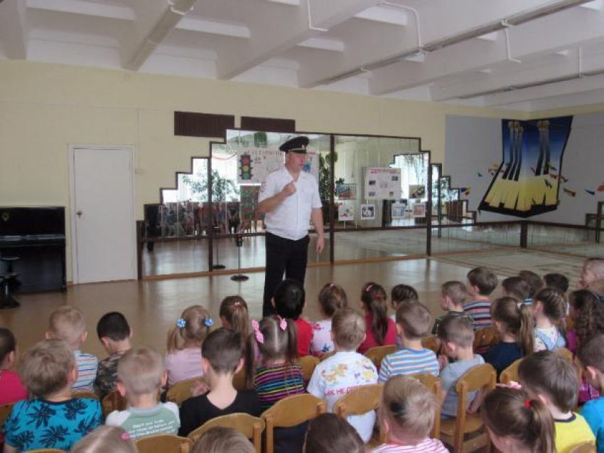 Полицейские Волжского рассказали школьникам, как побороть искушение нарушить закон