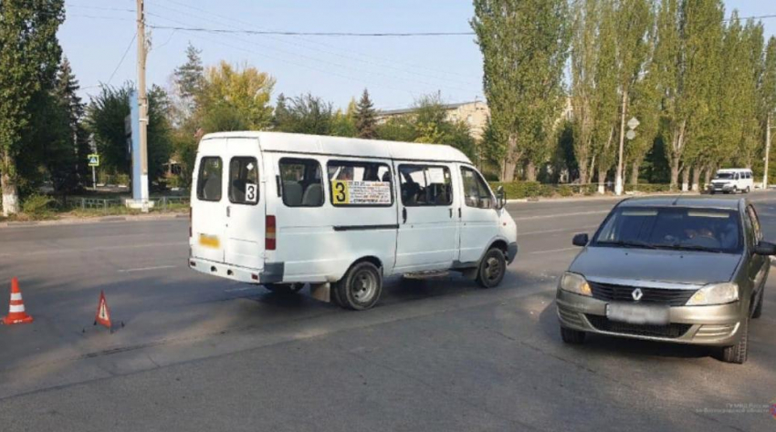 В Волжском столкнулись Renault и маршрутка: 36-летняя женщина в больнице