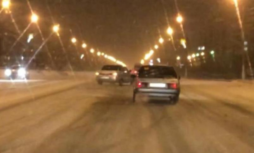 «Зигзагомен»: водитель «двенашки» в Волжском устроил показательное выступление