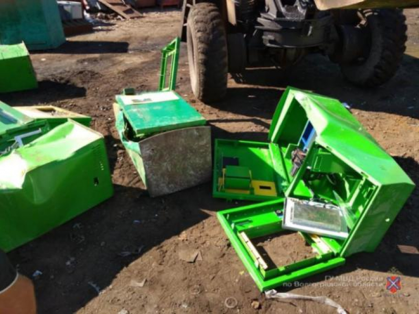 В Волжском раскромсали игровые автоматы