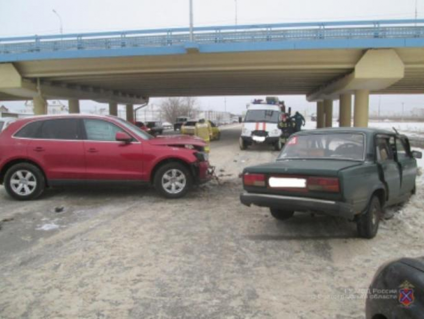 Водитель «Ауди» сам врезался в «семерку» под новым мостом